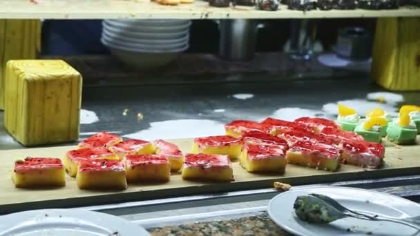 Farklı tatlı pasta parçaları ve meyveli keklerden oluşan bir panorama. — Stok video
