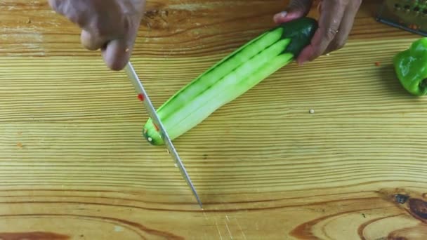 Vedere de sus pe mâinile omului de cuțit mare tăiat castravete verde coapte în felii rotunde — Videoclip de stoc