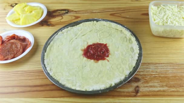 Üst manzara yuvarlak pizza hamurundan uzaklaşır ve ahşap masada yağ damlaları olur. — Stok video