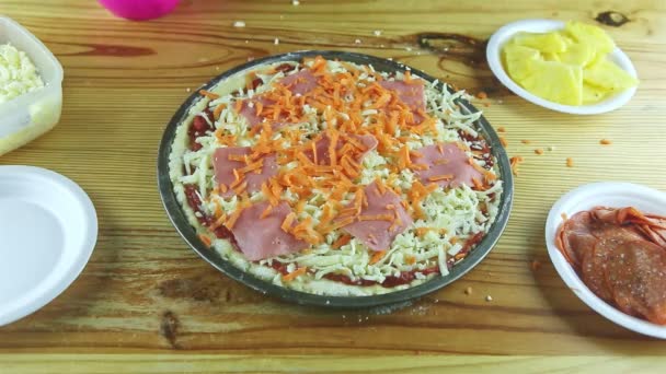 Erkek ellerine yakından bak. Domates soslu pizzaya rendelenmiş havuç koy. — Stok video