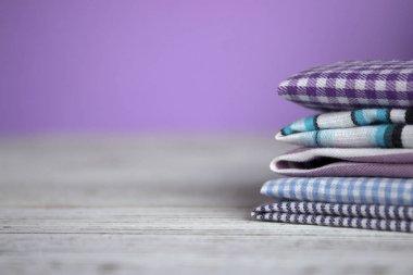 Pamuk kumaş çizgili ve Lila zemin üzerine kafes içinde birçok türde. Mor, mavi ve turkuaz kumaş dikiş için