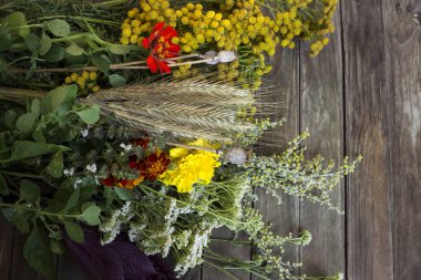 Geleneksel çiçek Ortodoks Hıristiyan tatil - tatlım kaplıcalar 14 Ağustos. Tıbbi Pelin, çavdar, haşhaş, solucan otu, marigolds ve diğer bitkiler