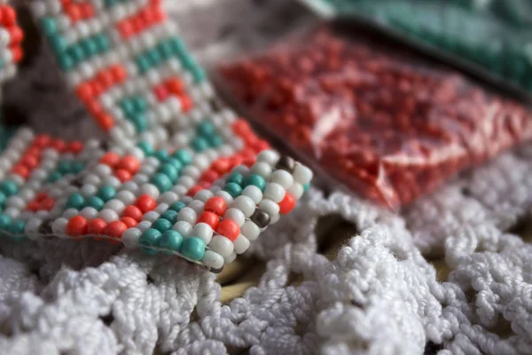 白色和绿松石珠 白色羊毛布上的珠子手镯 Handmad — 图库照片