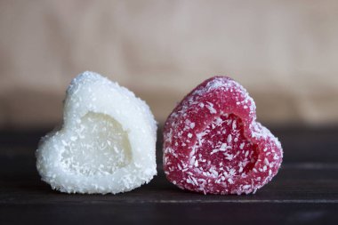 Hindistan cevizi tıraş ahşap arka plan, kraft kağıt üzerinde bir kalp şeklinde kırmızı ve beyaz marmelat