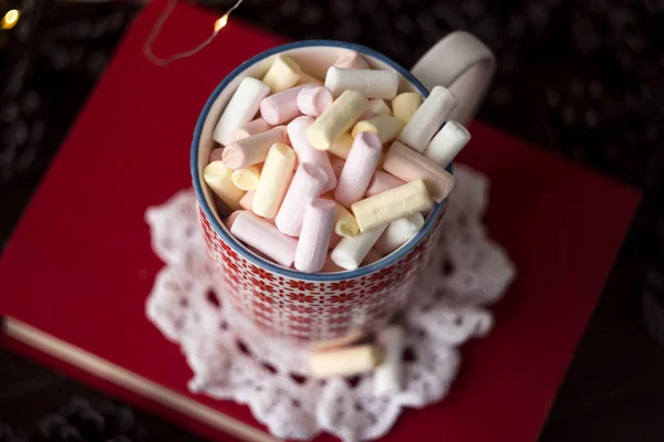 Marshmallow Copo Branco Vermelho Livro Fundo Madeira — Fotografia de Stock