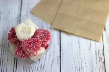 Beyaz ve kırmızı kalp şeklinde marmelat Beyaz ahşap arka planda, Sevgililer günü için tatlılar