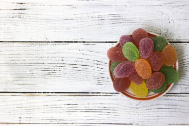 Sarı, turuncu, kırmızı ve yeşil oval reçel, tatlı tabağı, beyaz arka plan üzerinde