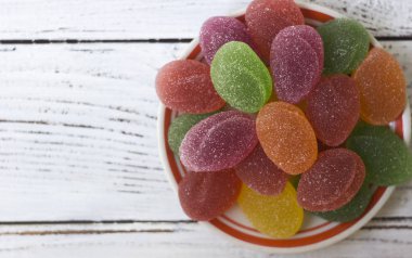 Sarı, turuncu, kırmızı ve yeşil oval reçel, tatlı tabağı, beyaz arka plan üzerinde