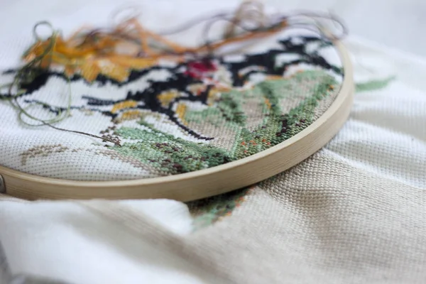 Ukraynalı tarzı, özel konu için nakış işlemeli kadın gömlek