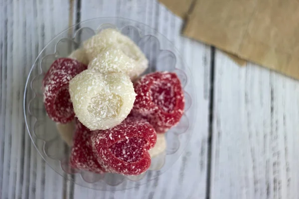 Beyaz ve kırmızı kalp şeklinde marmelat Beyaz ahşap arka planda, Sevgililer günü için tatlılar