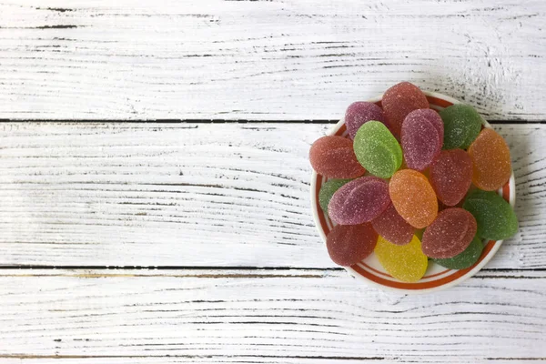 Sarı, turuncu, kırmızı ve yeşil oval reçel, tatlı tabağı, beyaz arka plan üzerinde