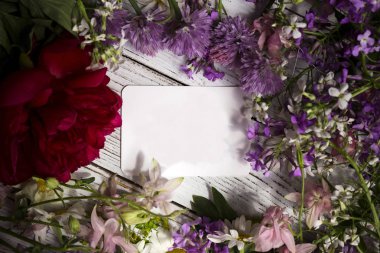 Beyaz ahşap zemin, Flatley üzerine kırmızı, beyaz ve Lila çiçek