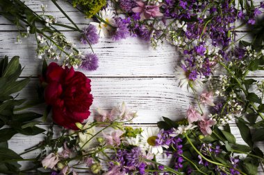 Beyaz ahşap zemin, Flatley üzerine kırmızı, beyaz ve Lila çiçek