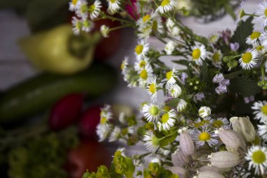 Çiçekler ve domates, kabak, biber, soğan, turp - ahşap masa, sebze arka plan 