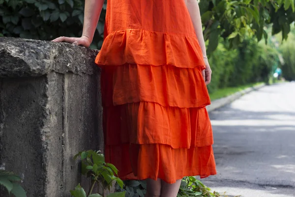 Belle Femme Robe Lin Orange Avec Volants Style Été Mode — Photo