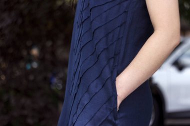 Koyu mavi keten elbise cepler, yaz, moda elinde tutan genç kadın