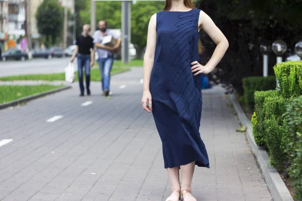 Jeune Femme Robe Lin Bleu Foncé Debout Sur Trottoir Mode — Photo