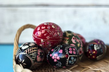 Bir şekilde dekore edilmiş Paskalya yumurtaları bir sürü yalan bir sepet, uyumak ve mavi ba