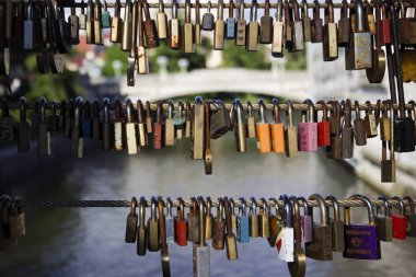 Anahtarsız birçok kilit Ljubljana, Slovenya'da bir köprüde asılı.