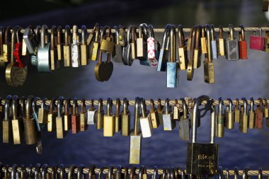 Anahtarsız birçok kilit Ljubljana, Slovenya'da bir köprüde asılı.