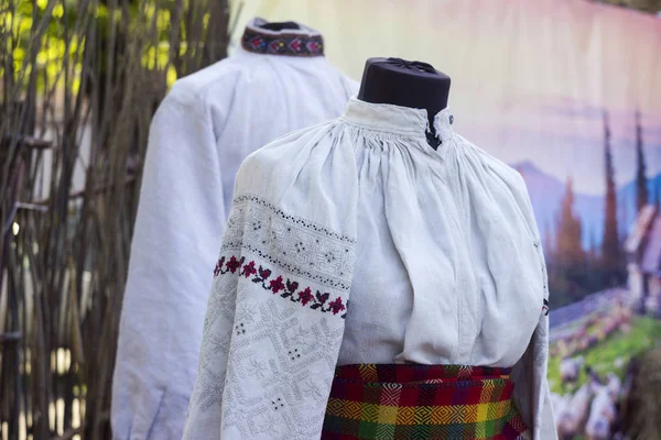 Древнеукраинская рубашка вышитая льняная с красивыми орнаментами ч — стоковое фото