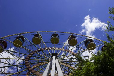İnsanlar olmadan eski bir metal dönme dolap. Atlıkarınca, salıncaklar, lunapark