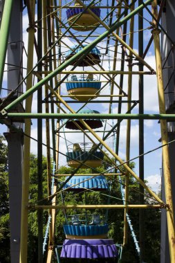 İnsanlar olmadan eski bir metal dönme dolap. Atlıkarınca, salıncaklar, lunapark