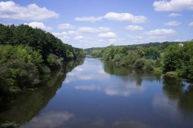 Vinnytsia yakınlarındaki güzel manzara, Güney Böcek nehri. Yaz, bulutlu gökyüzü.