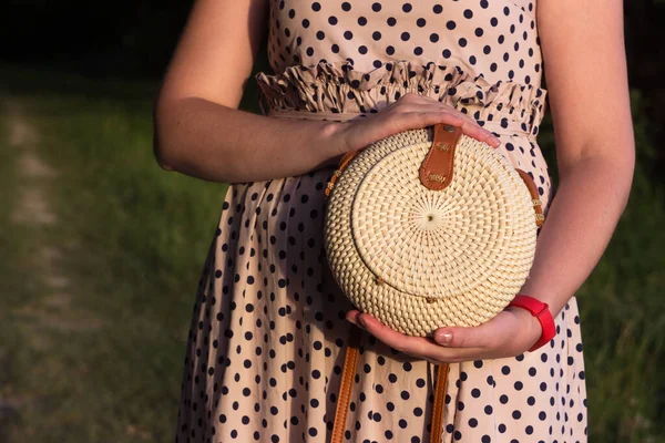 Une Femme Vêtue Une Robe Pois Tenant Sac Rond Paille — Photo