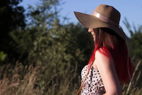 Une Jeune Belle Femme Aux Cheveux Roux Vêtue Une Robe — Photo