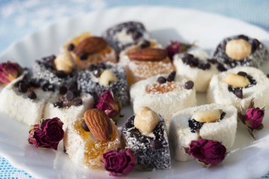 Beyaz tabakta Türk lokumu, fındıklı Türk tatlısı. Şekerler