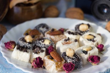 Beyaz tabakta Türk lokumu, fındıklı Türk tatlısı. Şekerler