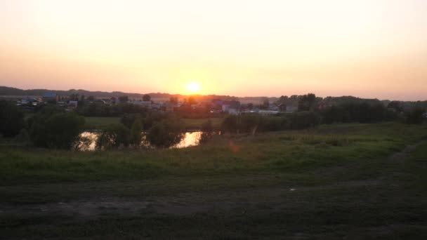 O pôr do sol atrás do rio Tula e árvores silhuetas na bela e pequena aldeia de 8 Marta. NOVOSIBIRSK, RÚSSIA, 28 de agosto de 2017 — Vídeo de Stock