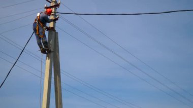 Bir elektrikçi çalışma yeni yüklenen yardımcı programı Kutbu'ndaki - bağlanan yeni bir güç hattı.