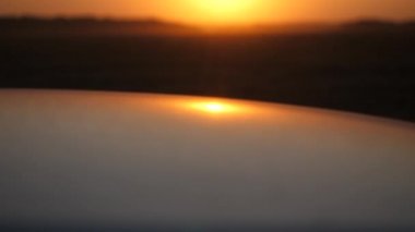 Novosibirsk, Rusya, 28 Ağustos 2017, Toyota Sprinter, hasır mısır tarlaları, günbatımında mercek patlaması