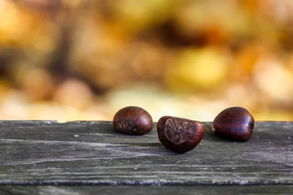 Châtaignes Dehors Sur Table Bois — Photo