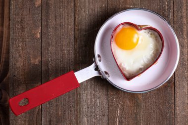 Fry Pan kalp şeklinde yumurta 