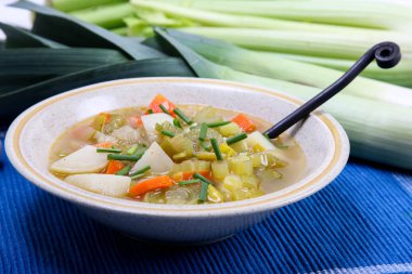 Pırasa çorbası patates pırasa ile mavi arka plan üzerinde