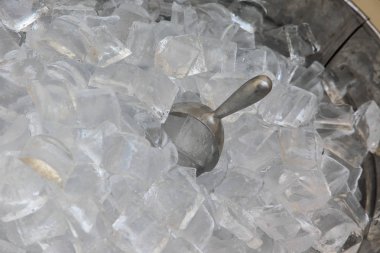 Buz kovası içinde büyük kaşık ile yakın çekim