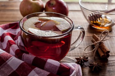 Ahşap masa elma dilimleri ile çay