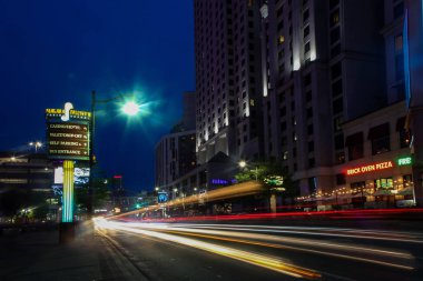 Niagara Falls, Ontario, Kanada-Mayıs 29, 2016: Niagara Falls akşam sokaktan Fallsview Niagara Falls için yapılan görülen Blvd.