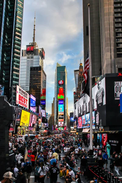 ニューヨーク ニューヨーク アメリカ合衆国 2015 ニューヨーク市で見られるニューヨークのタイムスクエアの忙しい夜 — ストック写真
