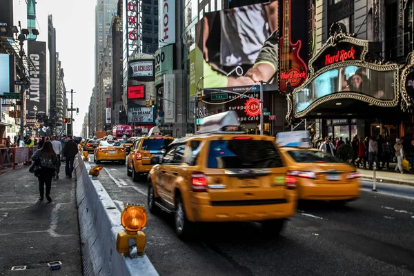 ニューヨークで人々 と黄色のタクシーをニューヨーク ニューヨーク アメリカ合衆国 2013 忙しいタイムズスクエア ビュー — ストック写真