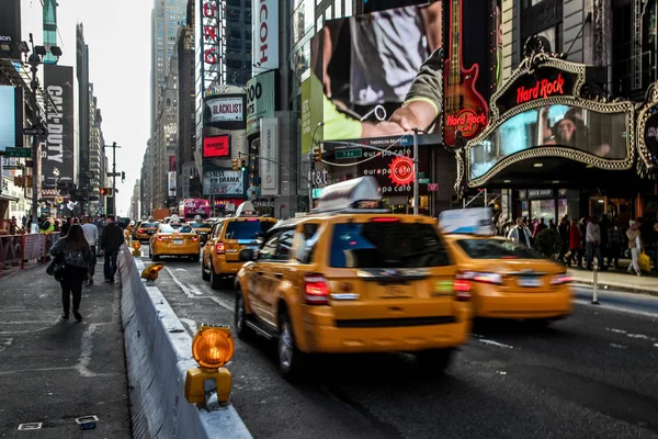New York, Ny, Amerika Birleşik Devletleri - 6 Kasım 2013: Meşgul Time Square görünümü ile insanlar ve sarı taksi NYC.