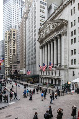 New York, Ny - 01 Aralık 2014: New York Stock Exchange bina cadde ve oher binalar kişilerle. New York şehrinde 01 Aralık 2014 tarihinde New York'ta.