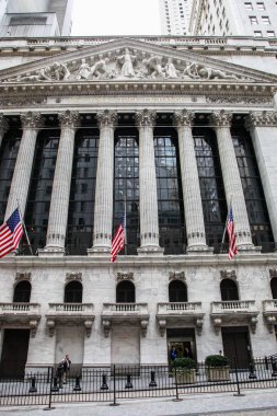 New York, Ny - 01 Aralık 2014: New York Stock Exchange bina New York'ta sokakta insanlarla.