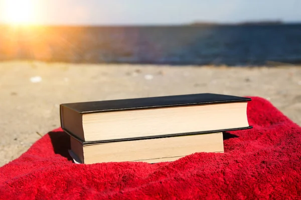 Libri Sulla Spiaggia Con Asciugamano Rosso Cielo Blu — Foto Stock