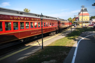 Conway doğal demiryolu, Conway, Nh - 5 Ekim 2007: Conway doğal demiryolu tren tren Conway istasyonunda mavi gökyüzü ile.