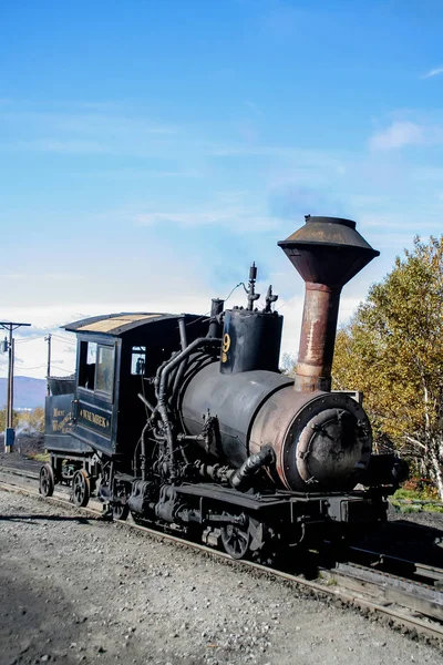 青空と紅葉シーズンの機関車マウント ワシントン山登山鉄道がマウント ワシントン山登山鉄道は ブレトン ウッズ 2007 — ストック写真