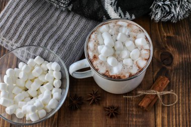 Sıcak çikolata hatmi üzerinde ahşap masa üstten görünüm